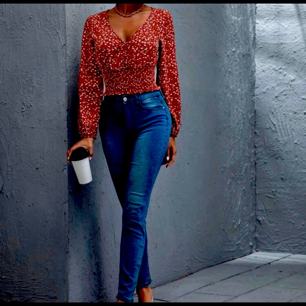 Beautiful blouse. - Picture 4 of 5